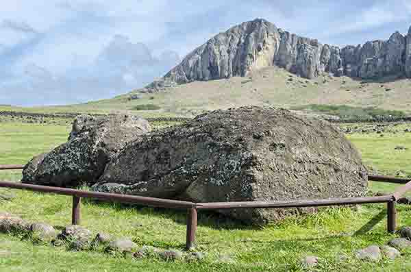 51 - Chile - isla de Rapa Nui o Pascua - Ahu Tongariki - Moai caido